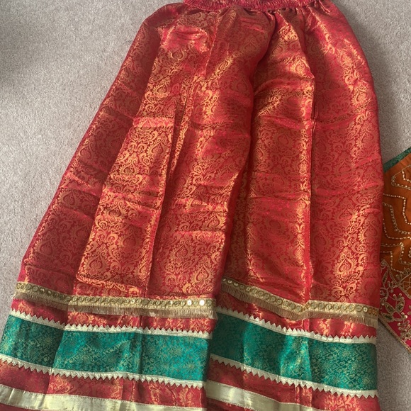 Pakistani Brand - Elahe - Beautiful outfit for Mehndhi Function - Picture 3 of 3